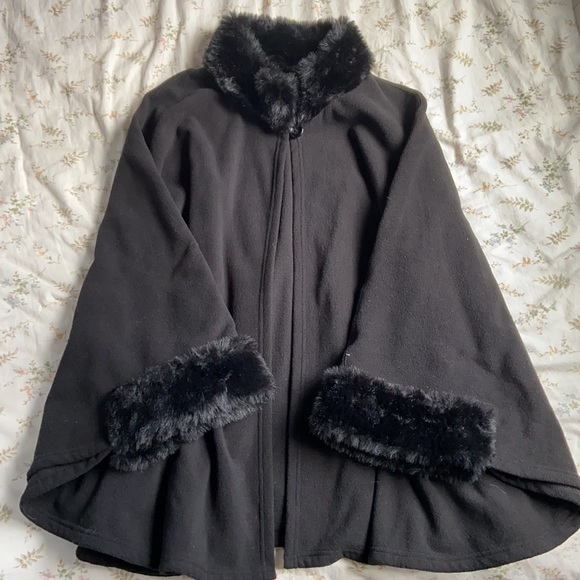 Faux fur trim black coat in great condition size large / extra large - Picture 2 of 8